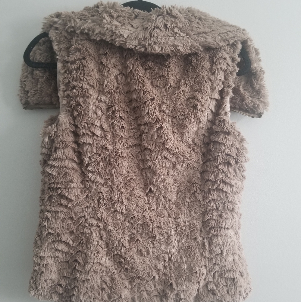 Taupe Faux Fur Vest with Front Pockets - Picture 3 of 4